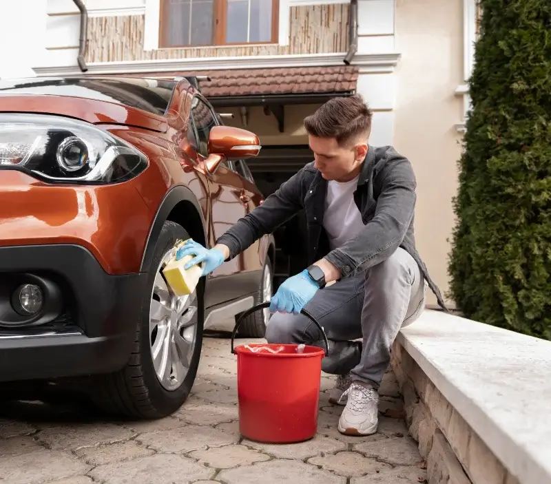 Lavage auto à domicile La Lande-de-Fronsac : professionnel intervenant sur un véhicule